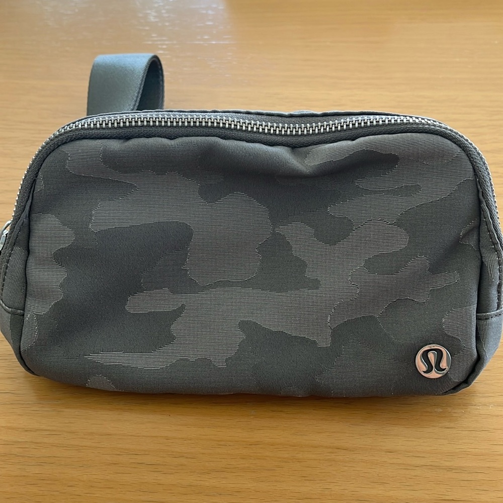 Lululemon Everywhere belt bag Gray Camo, NWT,  one size